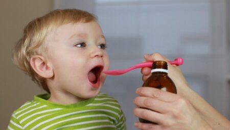 Çocuklara yemek kaşıkları ile ilaç vermek doğru mu? Uzmanlardan hayati uyarı