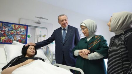 Cumhurbaşkanı Erdoğan ve eşi Emine Erdoğan afetzede çocuklarla bir araya geldi