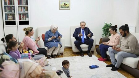 Başkan Erdoğan ve Emine Erdoğan’dan depremzede aileye anlamlı ziyaret!