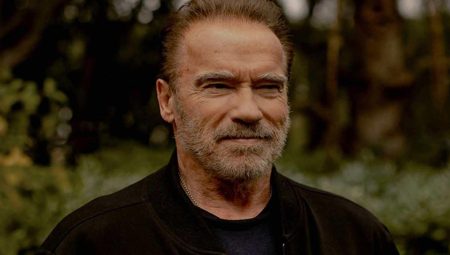 Arnold Schwarzenegger eline kürek alıp çukuru asfaltla doldurdu! O anlar olay oldu