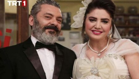 Seksenler dizisinin yıldızı Özlem Balcı MHP’den milletvekili adayı oldu! Kürsüden ilk poz geldi