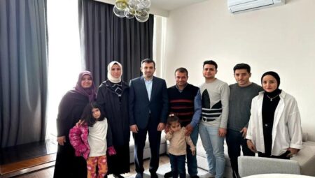 Selçuk Bayraktar ile eşi Sümeyye Erdoğan depremzede ziyaretinde bulundu